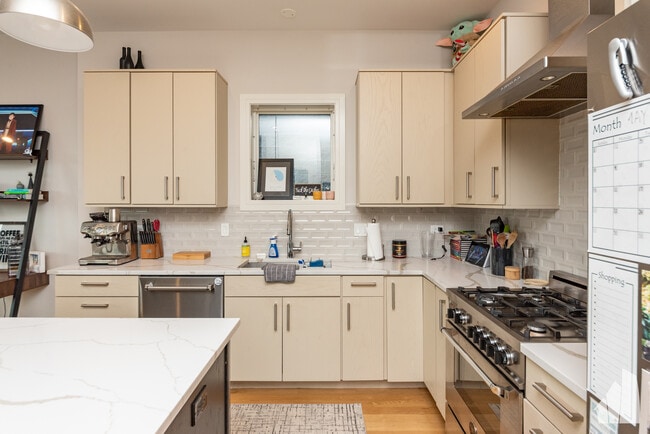 3049 N Clybourn Ave unit 3, Chicago, IL 60618 - photo 2