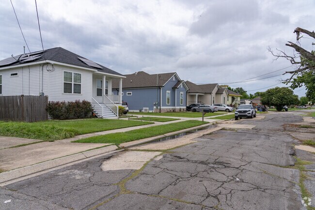 There are many options when looking to buy a home in Pontchartrain Park.