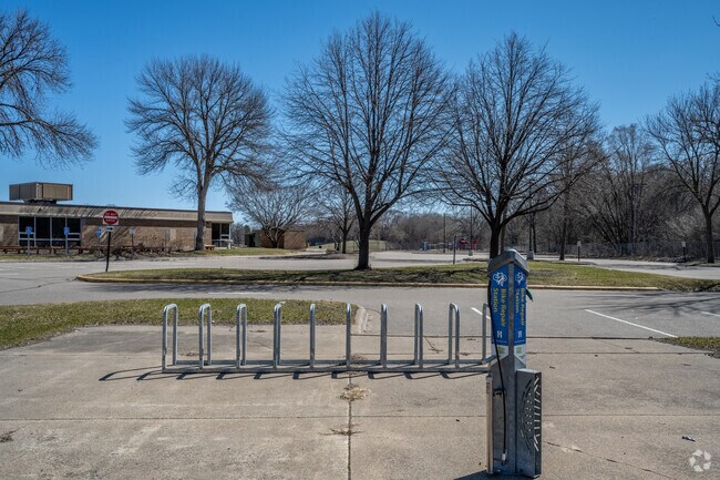 Zanewood Community School is accesible via bike.