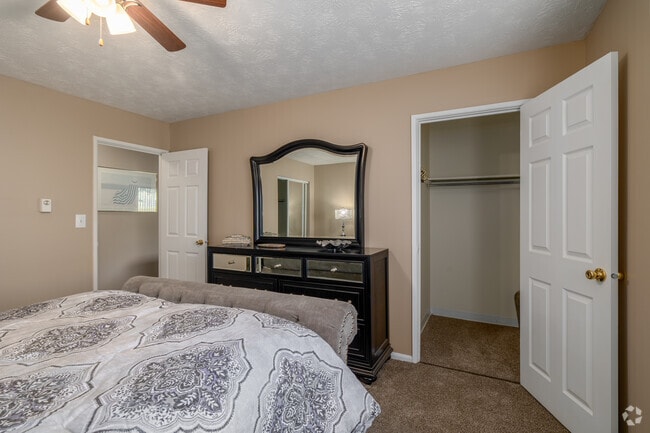 1BD, 1BA - 600SF - Bedroom