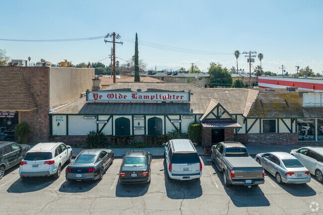 Ye Olde Lamplighter is a pub where one can enjoy the evening after a long day.