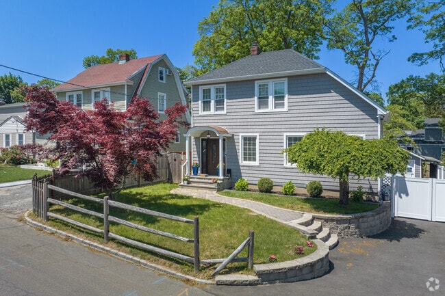 The median sale price for homes in Huntington station is $640,000.