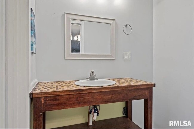 1127 N 6th St unit 2, Springfield, IL 62702 - photo 6