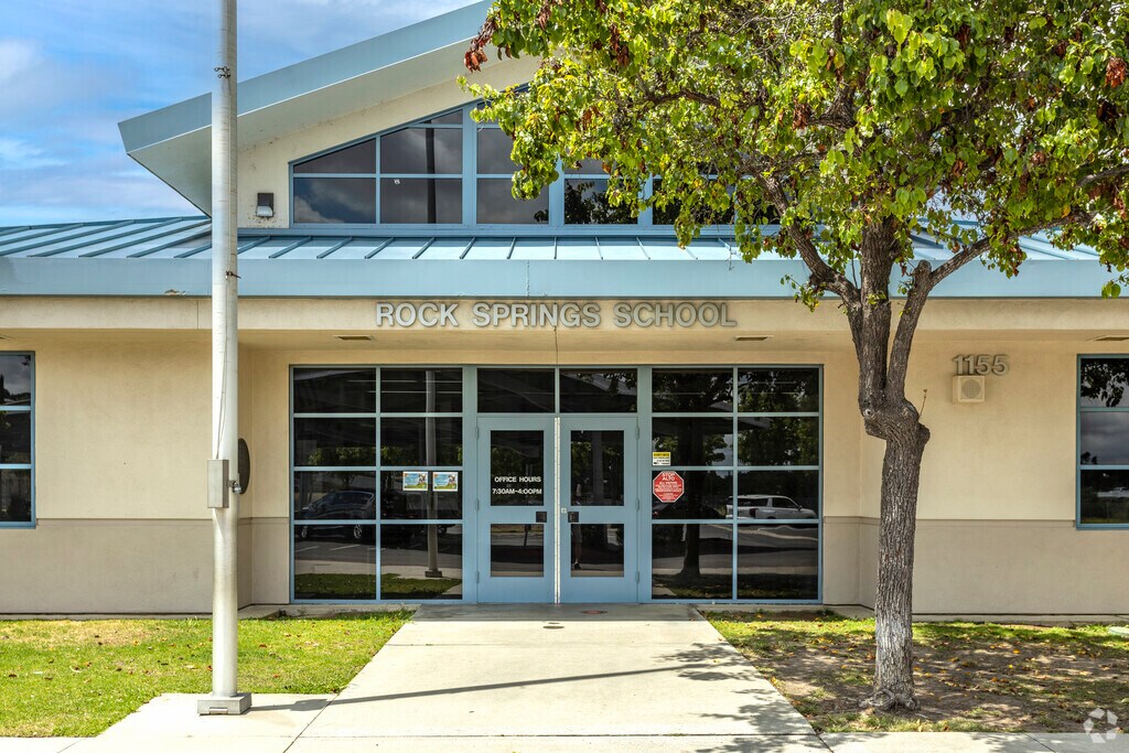 The entrance of the Rock Springs Elementary School in Escondido.