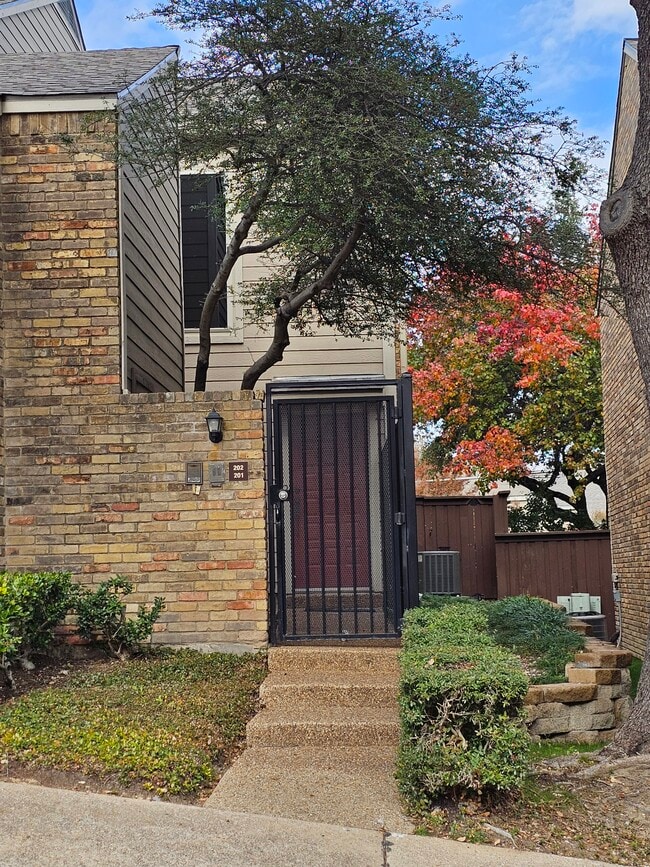 5616 Preston Oaks Rd unit 202B, Dallas, TX 75254 - photo 2