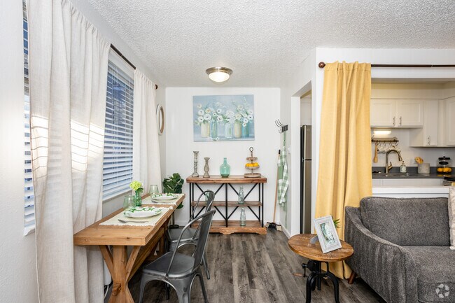 1BR, 1BA - 550SF - Dining Room