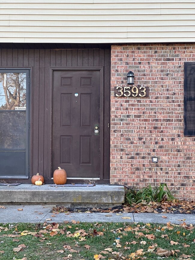 3593 Scarberry Dr, Hilliard, OH 43026 - photo 2