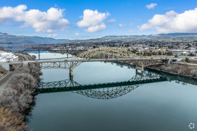 Wenatchee and East Wenatchee are divided by the Columbia River and can be crossed on Route 285 and the old bridge.