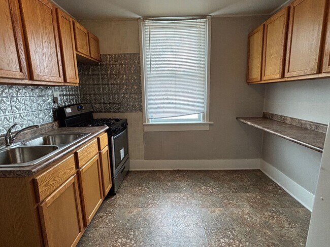 201 W Bradley Ave unit 2, Champaign, IL 61820 - photo 2