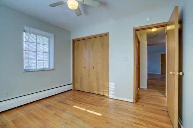 4865 Cadieux Rd unit Apartment 11, Detroit, MI 48224 - photo 3