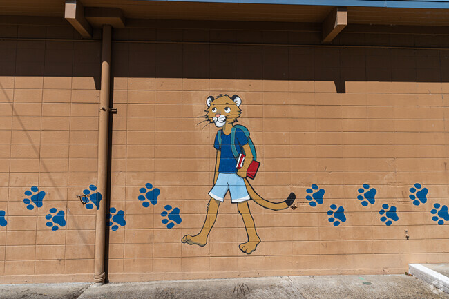 A mural of the Cummings Elementary School mascot greets students in Keizer, OR.