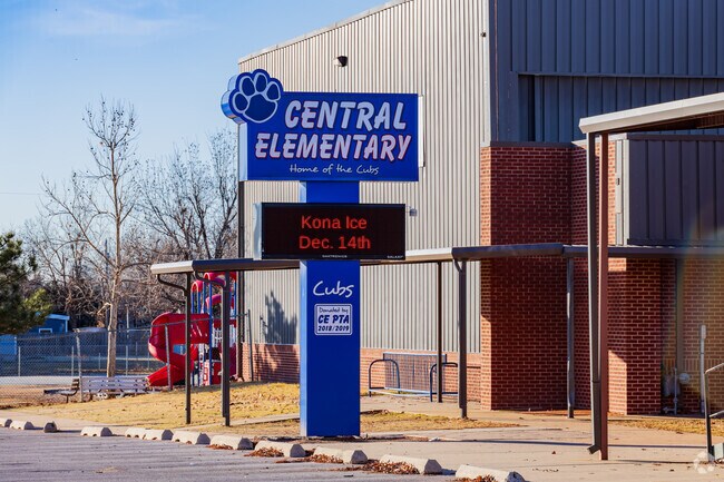 Here is the signage of Central Elementary School.