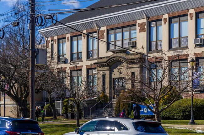 Lincoln School  is an above-average, public school located in Rutherford, NJ.