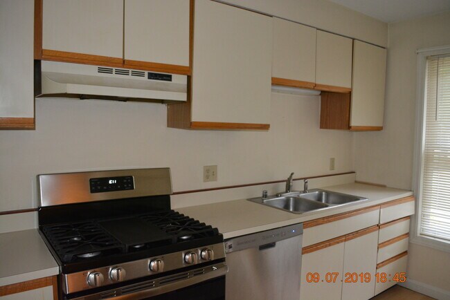 35 Potter Ln unit Lakeview Condo, Enfield, NH 03748 - photo 5