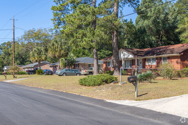 Homes in Glendale Acres are usually ranch-style and shotgun homes built in the mid-1900s.