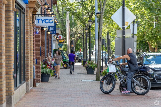 Edgewood shops are centrally located for convenient shopping and dining.