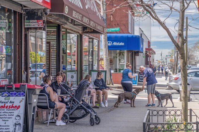 A good portion of Randall Manor is very close to Forest Avenue, the business district.