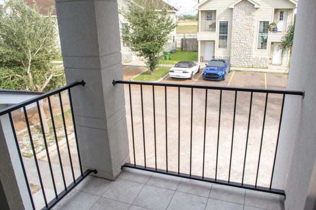 1010 Jesse St unit Upstairs, Weslaco, TX 78596 - photo 5