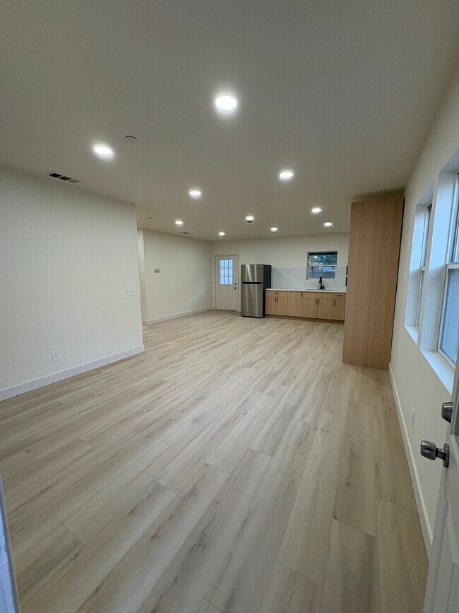 228 W Colorado Blvd, Monrovia, CA 91016 - photo 4