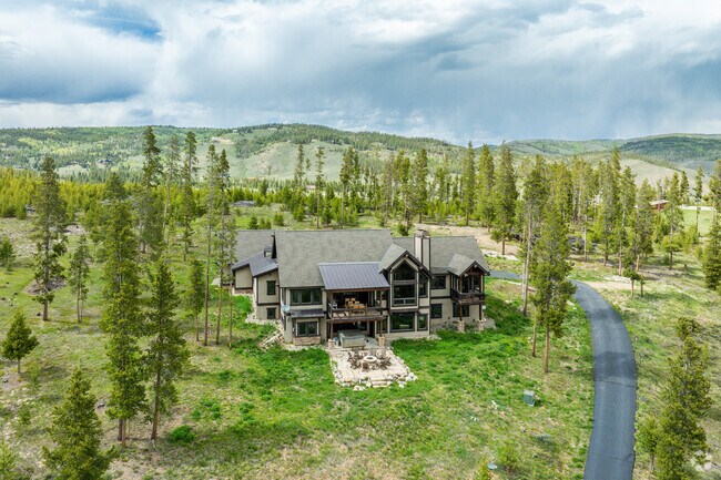 Some luxurious homes in Tabernash sit on much larger plots of lands and are higher up in the hills.