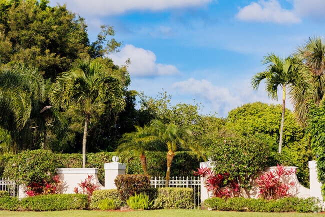 Valencia Isles offers picturesque landscaping throughout the neighborhood.