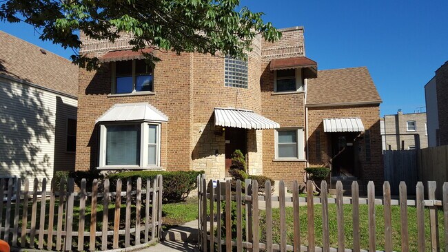 3044 W Addison St unit 2, Chicago, IL 60618 - photo 2