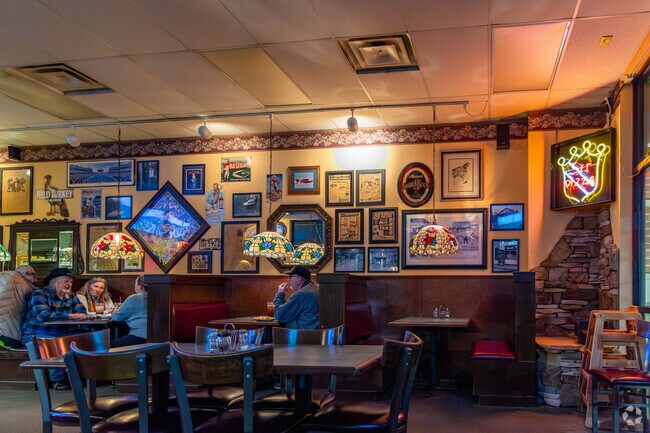 Sir Pizza has a cozy interior with memorabilia in La Vergne.