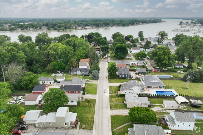 Family friendly neighborhoods make up the area of Point Place just outside of Toledo.
