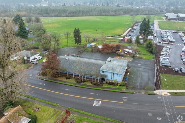 Far Horizons Montessori School serves grades pre-K-5 in Eugene, Oregon.