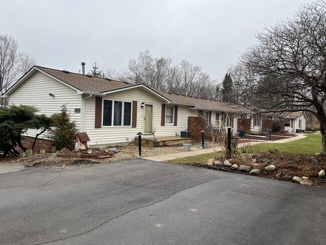 Great, quaint complex in Highland!