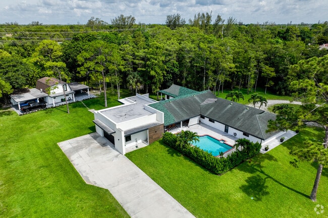 Large estates with mansions and pools can be found in Pinetree Estates, Florida.