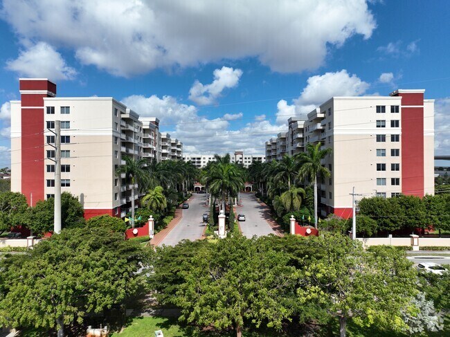 Large condominium complexes in Flagler Park offer many great amenities to residents.
