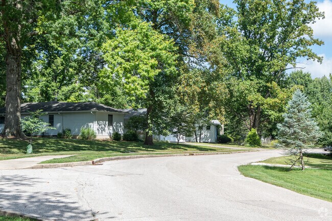 Neighbors using living fences to create privacy in Covenanter.