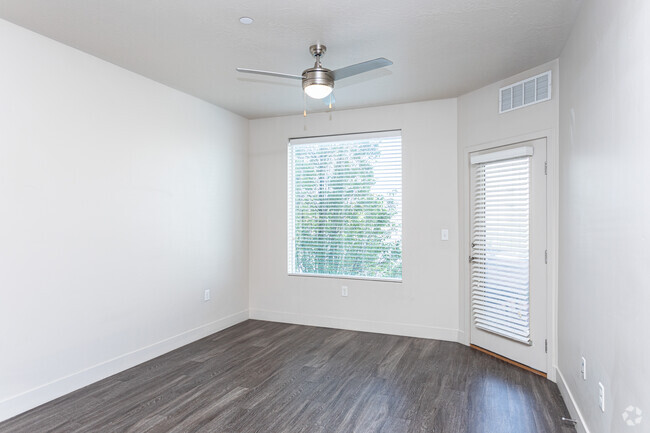 2BR, 2BA - 989SF - Living Room