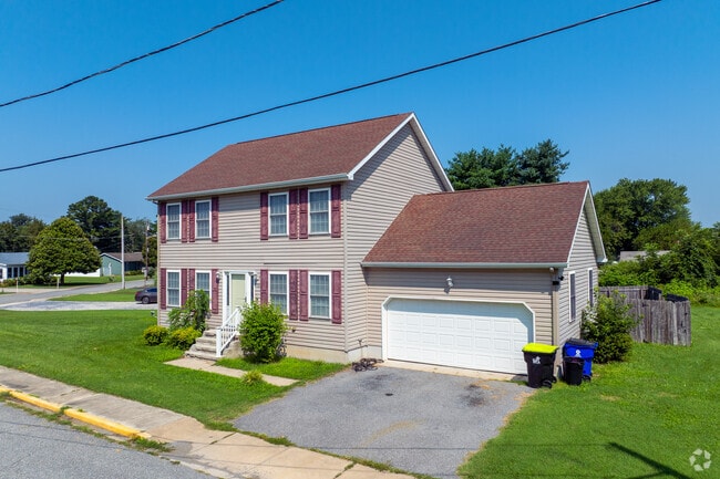 This two-story single-family home reflects Magnolia’s suburban growth and well-kept residential streets.