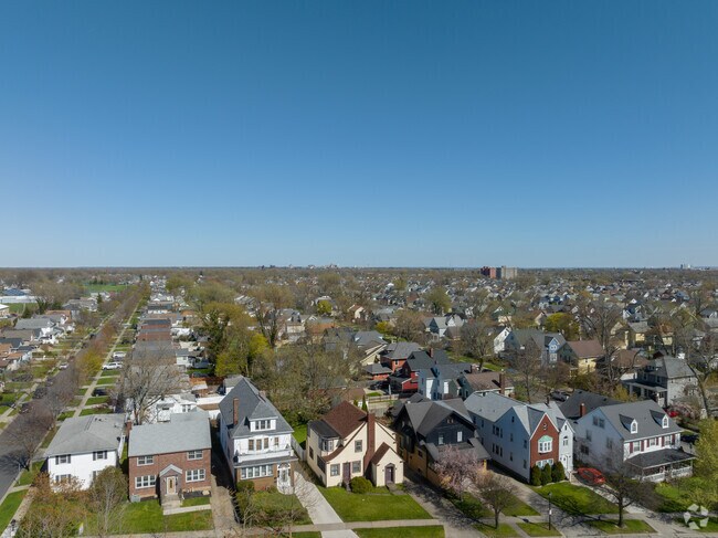 Homes in Kenmore typically sell within 18 days after being offered on the market.