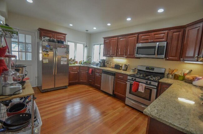 37 Walker St unit 2, Somerville, MA 02144 - photo 3