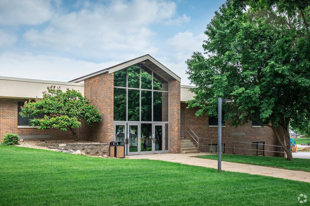 Sioux Center Christian School in Sioux Center encourages students to succeed.
