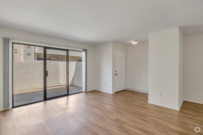 2BR, 1.5BA - 1040 SF - Living Room