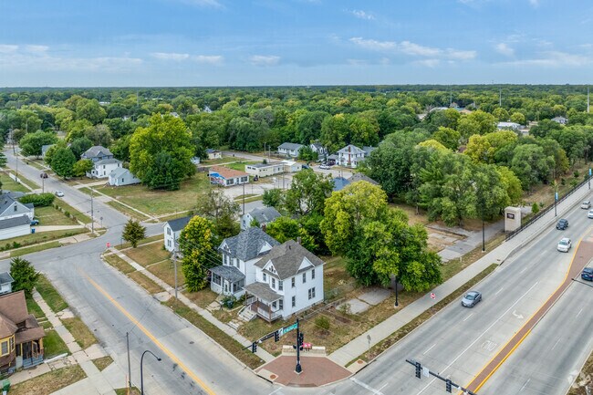 Franklin Gateway shows us a mix of greenery and older styled homes.