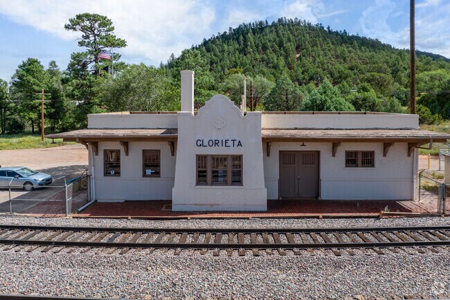 The small port office in Glorieta.