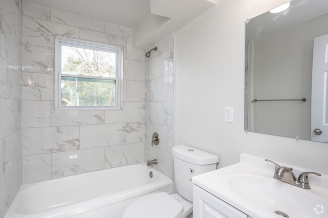 2BR, 1BA - 890SF - Bathroom