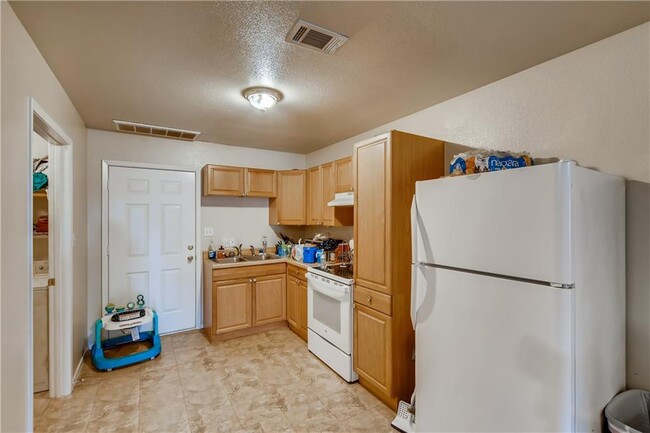112 E Davilla St unit B, Granger, TX 76530 - photo 5