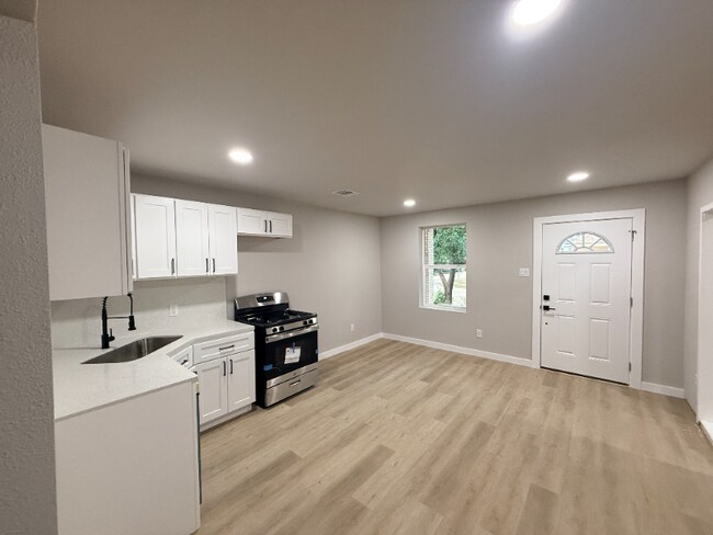 1519 Mckee St unit 2, Houston, TX 77009 - photo 6