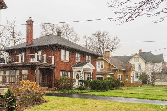 There are lost of American Foursquares in Tonawanda as well.