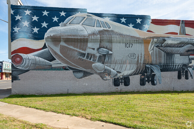 A mural dedicated to first responders and veterans decorates a building in Mansfield, LA.