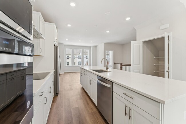 10182 Kings Grove Way, Damascus, MD 20872 - photo 2