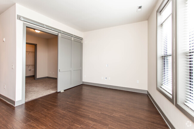 1BR, 1BA - 709 SF