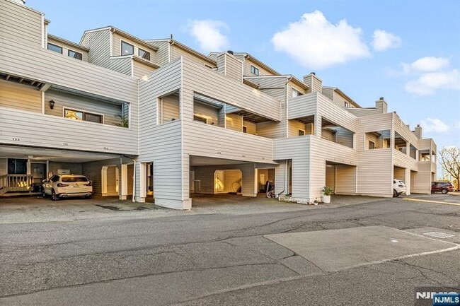 750 Mainsail Ln, Secaucus, NJ 07094 - photo 2