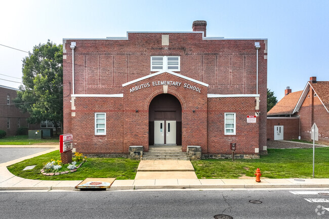 Baltimore's Arbutus Elementary School is 52% male students and 48% female students.
